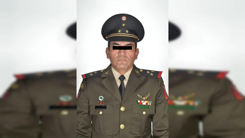 Trasciende identidad de guardaespaldas prófugo por caso Carlos Manzo: es coronel en retiro, fue secretario de seguridad de Uruapan y era el jefe de escoltas 