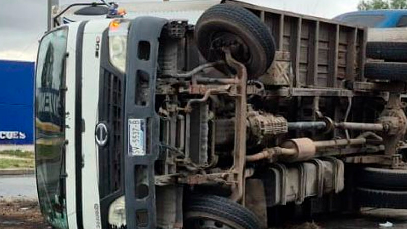 Camión de carga protagoniza volcadura en la carretera Los Cues 