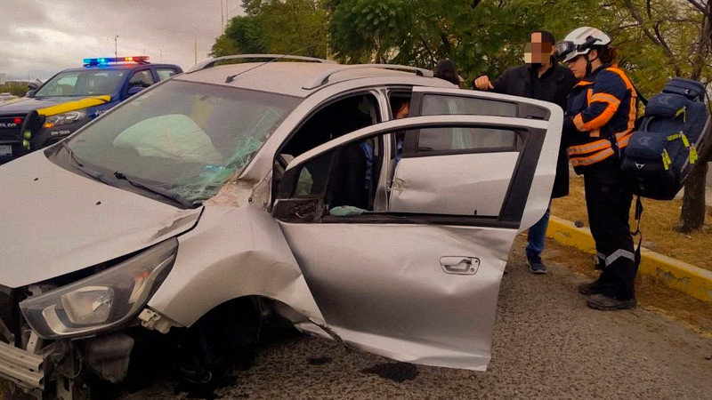 Sale del camino en Circuito Universidades, en El Marqués, Querétaro