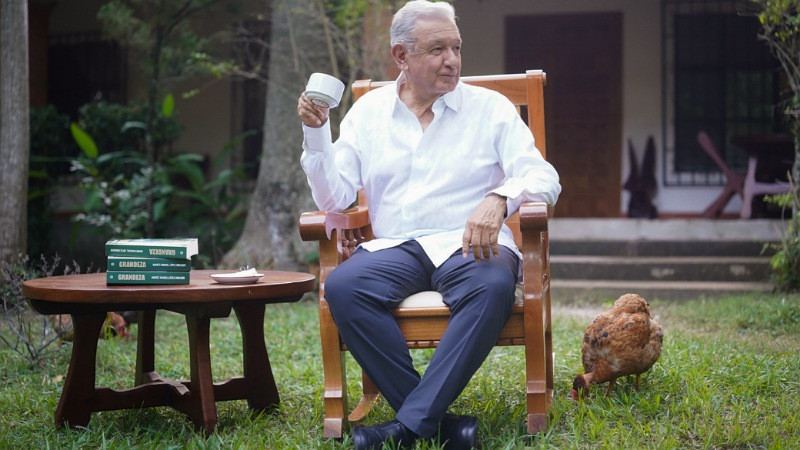 Reaparece AMLO para promocionar su libro 'Grandeza'; deja en claro que está retirado de la política
