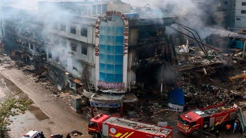 Fuerte incendio acaba con un gran centro comercial de Pakistán; hay al menos 21 personas fallecidas y decenas de desaparecidos 