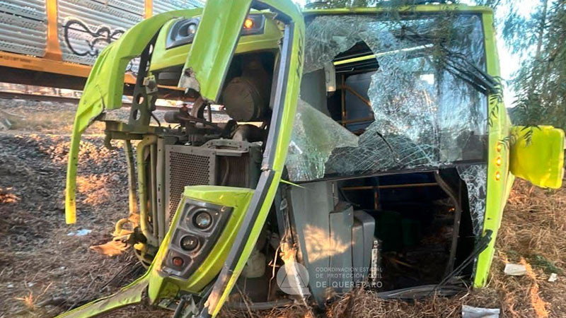 Tren embiste a automóvil que intentó ganarle el paso; hay 4 lesionados en Colón, Querétaro