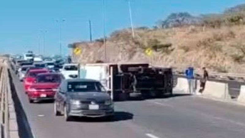 Vuelca camioneta de carga, en el Fray Junípero Serra, en Querétaro capital