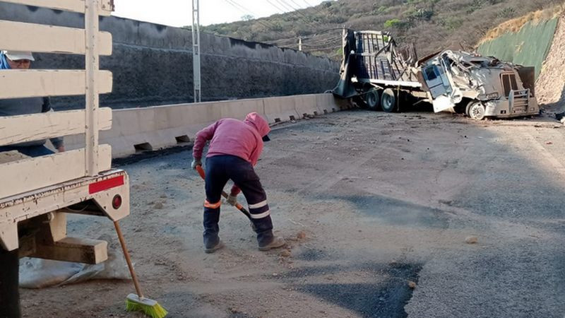 Torton pierde el control y vuelca en la carretera a Coroneo en Corregidora, Querétaro