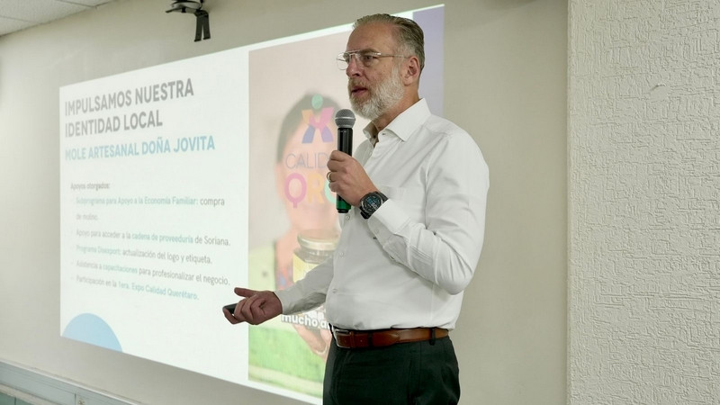 Del Prete presenta programas de SEDESU a comerciantes del Centro Histórico