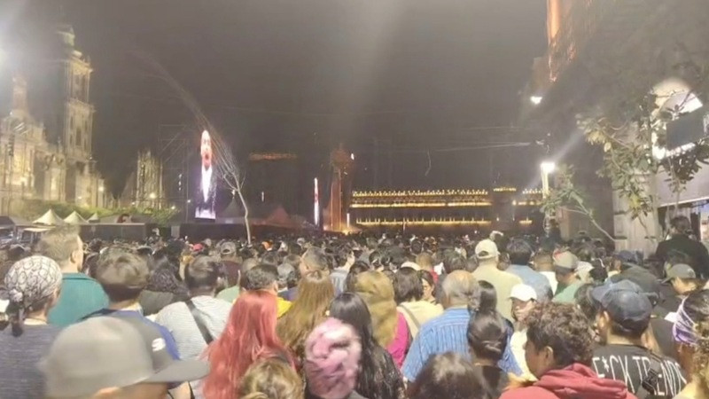 Caos en concierto de Bocelli en el Zócalo; derriban vallas por acceso tras formarse por horas