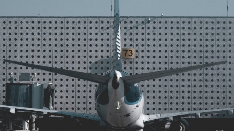 Investigan incidente aéreo en el AICM; avión de Air Canadá invadió pista durante maniobra de despegue